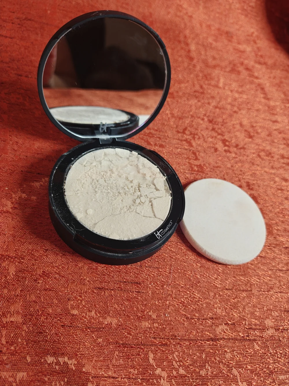 it cosmetics Bye Bye Pores Pressed - Black Compact with Orange Surface